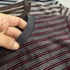 Camiseta de outono nova, casual, listrada, de manga curta, respirável, para uso diário, para mulheres, adequada para o trajeto ao trabalho, com gola redonda, corte solto, top versátil e que afina