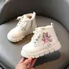 Botas Martin Femininas Botas Curtas 2026 Outono/Inverno Novo Estilo Crianças Pequenas e Médias Estilo Coreano Crianças Sapatos de Algodão Antiderrapantes Botas de Couro Casuais