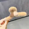 Pinza para el Cabello de Peluche con Forma de Corazón para Otoño e Invierno para Mujer, Estilo de Alta Gama, Adecuado para Recogidos en la Parte Posterior de la Cabeza, Pinza de Tiburón, Accesorio para el Cabello Moderno y Versátil