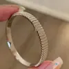 Pulsera Bangle Lisa de Satén Moda y Lujo con Artesanía Exquisita, Pulsera de Hebilla Simple de Alta Gama para Uso Diario para Mujeres, Joyería de Diseño Único