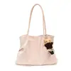 La popular y sencilla bolsa de mano de gran capacidad para mujer de este año es la nueva bolsa de hombro casual para el trabajo de otoño 2026 con un toque de alta gama.