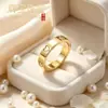 Anel de zircônia popular online, 18k, que não desbota, anel de diamante de aço titânio de luxo leve para casais, masculino e feminino, anel moderno