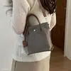 Bolsa de Ombro Única Feminina Versátil para o Dia a Dia, Nova, Simples, Outono 2026, com Pingente, Bolsa Transversal Fashion em Formato de Coração