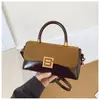 Bolsa quadrada pequena popular transfronteiriça estilo francês com design de fivela de metal, versátil para outono e inverno, bolsa tiracolo ou de ombro estilosa para o dia a dia
