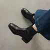Botas finas pretas de sola macia, nova coleção outono/inverno 2026, botas de moda versáteis e estilosas de bico quadrado, botas curtas com salto grosso emagrecedoras para mulheres