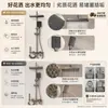 Set de ducha de uso doméstico en color gunmetal con regadera superior, regadera de mano y múltiples salidas de agua para el baño