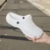 Zapatos perforados de suela gruesa para mujer, nuevos, clásicos, para enfermera, sandalias antideslizantes para mujer, pantuflas suaves de suela para exteriores para mujer, sandalias de playa para mujer
