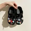 Zapatillas Mary Jane para Niñas Lindas de Dibujos Animados con Punta Cerrada 2026 Verano Nuevo Estilo Zapatos de Agujero Poco Profundo Antideslizantes para Bebés y Niños