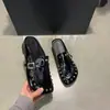Zapatos de plataforma gruesa para mujer, nuevo estilo otoño 2026, que aumentan la altura, versátiles, modernos, con decoración de remaches, mocasines cerrados populares para mujer