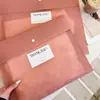 Bolsas de non-woven rosas engrosadas para tiendas de ropa, bolsas de compras para empaque de regalos al por mayor, se pueden imprimir con logo