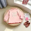 Top de otoño e invierno para niña con forro polar y ribete de volantes de color contrastante, cuello semi-alto, camiseta de manga larga de dibujos animados, ropa para niños, ropa interior al por mayor