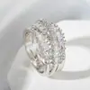 Anillo de Luz de Zirconia Incrustada en Oro Real Chapado en Cobre Transfronterizo Europeo y Americano Lujo Ligero Sensación de Alta Gama Anillo para el Dedo Joyería de Mano Versátil Fabricante Venta al por Mayor en Stock