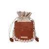 Bolso de mano de perlas estilo coreano al por mayor para mujer, nuevo modelo de verano 2026, bolso de hombro con cadena de color block, bolso cruzado para el día a día