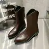 Botas Estilo Martin Puntiagudas para Mujer 2025 Nuevo Estilo Corte en V Botas Vaqueras de Primavera y Otoño Botas Cortas Finas de Verano para Mujeres Bajitas