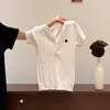 Camiseta de Tricô Manga Curta Gola Meio Aberta Feminina 2026 Verão Nova Slim Fit Valoriza o Corpo Fashionável Ombro Normal Bordado