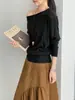 Luego, un suéter de punto off-shoulder de mezcla de lana, brumoso, atmosférico y sin esfuerzo chic para mujer, con un diseño de manga murciélago suave y elegante, perfecto como capa base. 2767