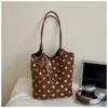 Bolso tote vintage de gamuza con lunares estilo coreano para mujer, nueva moda 2026, gran capacidad, para ir al trabajo, de hombro, debajo del brazo