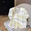Blusa de Acetato Blanco Albaricoque con Cuello en V Estilo Coreano para Mujer Manga Corta Estilo Chanel Otoño 2025 Nuevo Cárdigan de Satén