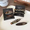 Presilha de Cabelo com Estampa de Leopardo na Cor de Café para Mulheres, Presilha para Mechas Laterais, Elegante Presilha Bico de Pato, Pente de Cabelo Feminino, Acessório de Cabelo
