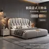 Cama tapizada de lujo ligero con botones, cabecero capitoné, cama doble italiana grande, cama de hotel B&B, tejido técnico, cama suave, dormitorio principal, cama de boda