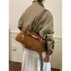 Bolsa de ombro feminina de grande capacidade, estilosa e moderna, com um design único, perfeita para o trabalho e para o dia a dia.; uma bolsa de ombro chique e casual