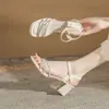 Sandalias de Moda de Tacón Alto Jingang Cg5508 para Uso Exterior 2025 Nuevo Verano Punta Cuadrada Tacón Grueso Versátiles de Tacón Medio para Mujer