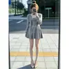 Combinado con un conjunto completo de punto, el nuevo estilo de otoño e invierno es increíblemente hermoso, presentando un conjunto de dos piezas de suéter, cárdigan y falda con tirantes.