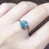 Anel Aberto de Diamante Único Banhado a Oito Corações e Oito Flechas PT950 Simulação Diamante Mosan Azul e Verde Anel Aberto Único para Mulheres Venda ao Vivo Online Joia Celebrante