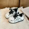 Zapatillas Deportivas Infantiles 2026 Invierno Nuevo Estilo Niñas Tallas Medianas y Grandes Suela Suave Antideslizantes Zapatos Casuales Niños Más Terciopelo Zapatillas para Correr
