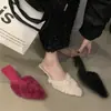 Mules de punta fina elegantes y mullidos con diseño de nicho Zapatos mullidos de tacón alto retro coreano Nuevas pantuflas Primavera 2026