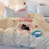 Xiangling Premium Lindo Dibujo Animado Algodón Puro Engrosado Cepillado Estampado Digital Bordado Juego de Cama de Cuatro Piezas