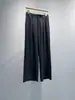 Pantalones de corte ancho, holgados, con caída, de doble pinza tridimensional en sarga teñida en hilo, de tiro alto, de línea limpia, aptos para el trabajo, con corte recto y largo hasta el suelo.