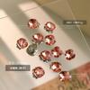 Decoración de uñas tridimensional con diamantes de imitación, acabado en rojo, con base dorada súper brillante, corazón torcido transparente, cuadrado grueso, perla de amor.