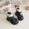 Coleção Outono 2026 Botas Curtas Forradas com Fleece para Meninas Botas de Princesa com Laço Fofo Botas Quentes de Algodão para Crianças Botas de Couro com Solado Macio para Meninas