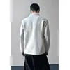 Otoño 2026 Nueva Marca de Moda Estilo Americano Camiseta Casual de Manga Larga con Parches y Rayas, Hombro Normal de Peso Pesado y Cuello de Solapa
