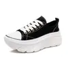 Zapatos de lona para mujer 2026 verano nuevo estilo zapatos que aumentan la altura punta redonda con cordones suela gruesa casual zapatillas blancas zapatos individuales para mujer