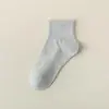Calcetines blancos y negros para hombres y mujeres, calcetines de media pantorrilla para primavera y otoño, calcetines de algodón transpirables de color liso, calcetines deportivos para parejas, calcetines cortos de verano al por mayor