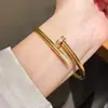 Pulseira com Fivela de Unha Encrustada com Diamantes, Eletrodeposição a Vácuo Antidesgaste, Item Quente de Venda Transfronteiriça com Toque de Luxo Leve e Estilo Minimalista