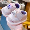 Sapatos para bebês, novos modelos de primavera e outono, sapatos para bebês iniciantes para 1-2 anos, com sola macia, antiderrapantes, que fazem barulho e com luzes