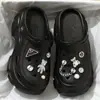 Zuecos de diseño floral con suela gruesa para mujer, sandalias de punta cerrada, nuevas de moda de verano antideslizantes 2026 estilo playa con aumento de altura