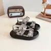 Sandálias Infantis para Meninos 2026 Verão Novo Camufladas Sapatos de Praia para Crianças Maiores Sandálias Esportivas Abertas na Ponta com Solado Macio