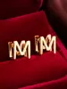 Pendientes de botón casuales de moda populares, creativos, con diseño de letra, simples, versátiles para el día a día, de alta calidad, lujo ligero