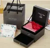 Una variedad de caja de joyería caja de regalo gris Rosa rojo rosa collar colgante pulsera caja