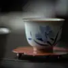 Taza de té con flor de lirio pintada a mano en azul cobalto y blanco bajo vidriado de las dinastías Tang y Song, Taza de té individual de cerámica estilo vintage, Taza de té pequeña