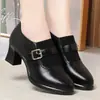 Zapatos de mujer de cuero suave, nuevo modelo otoño 2026, cómodos y versátiles, adecuados para mujeres de mediana edad y mayores, que realzan la altura, no cansan, de corte profundo, con tacón grueso