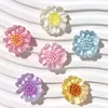 Clip para el pelo de girasol y margarita irregular translúcido Pegatina para Crocs, teléfono, botella de agua, coche, escritorio al por mayor