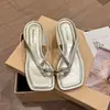 Chanclas de Mujer Sencillas Cubierta Metálica para Dedos del Pie Tanga Cómodas No Cansan los Pies 2026 Nuevo Estilo Sandalias de Cuña para Exterior y Hogar