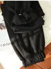Un par de pantalones de invierno - forrados de polar, engrosados y diseñados para usarse en dos direcciones. Estos pantalones casuales cuentan con cintura elástica, corte holgado, pierna recta y pierna ancha.. Pantalones de chándal de invierno para mujer, modelo H090716