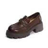 Mocasines retro británicos de cuero genuino con plataforma y aumento de altura para mujer, modelo primavera/otoño 2026, marrones con hebilla metálica, zapatos de cuero sin cordones