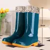 Botas de lluvia de caña alta, zapatos impermeables, zapatos de goma, cubrebotas, zapatos de algodón cálido de moda de caña media para mujer, adultos, antideslizantes, zapatos de cocina para verano